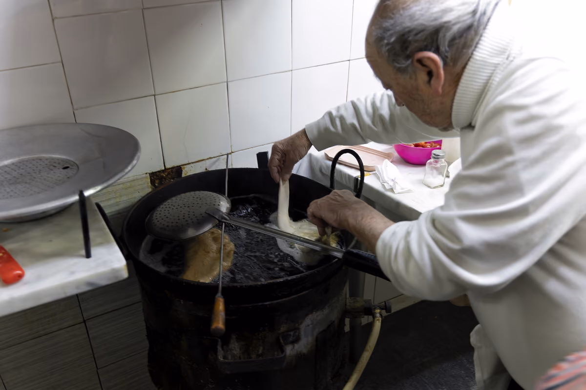 La pizza fritta si apre e assorbe olio? L'errore può essere nella chiusura
