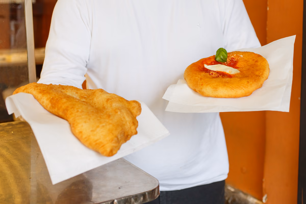 La pizza fritta nella sua forma tradizionale tonda oppure chiusa in un calzone