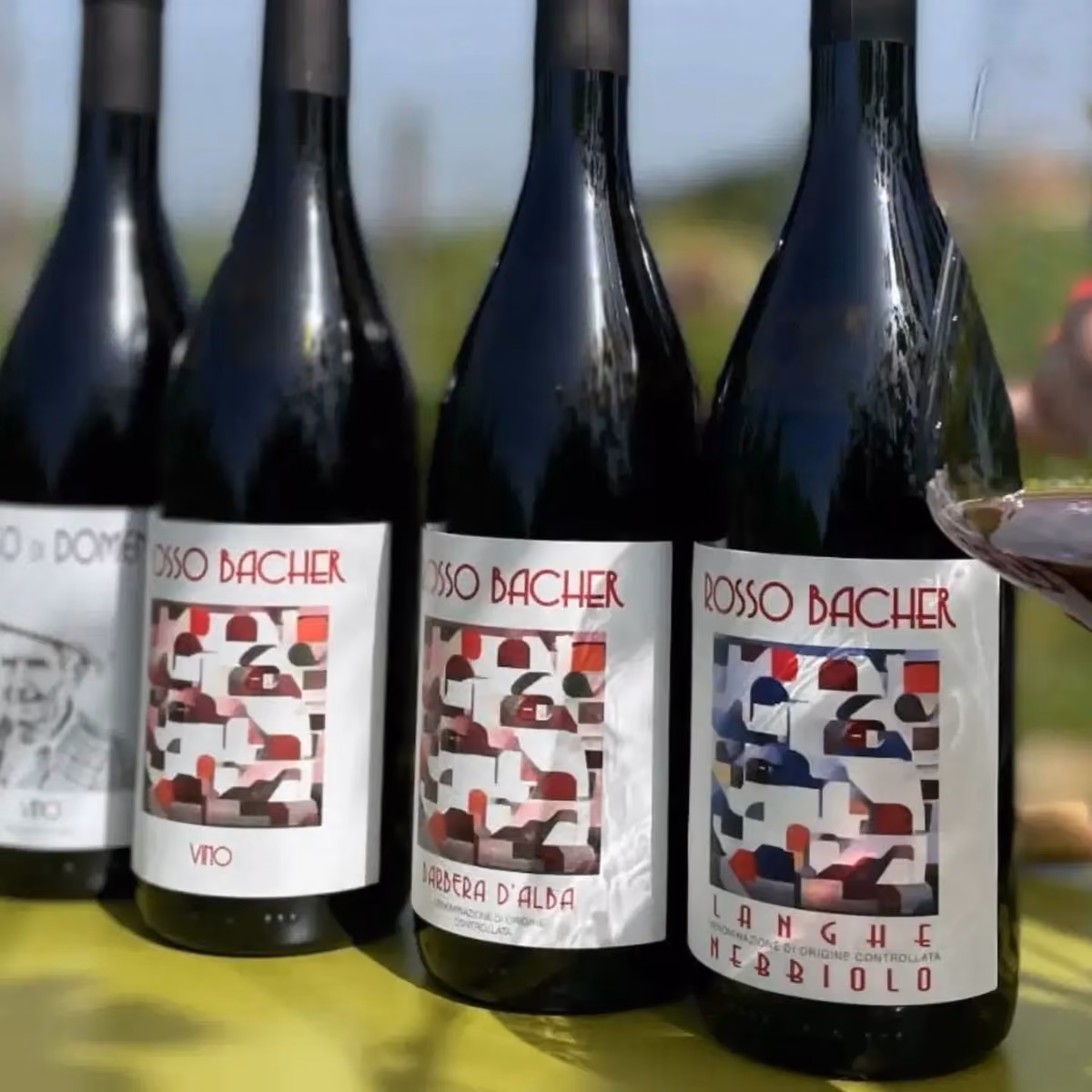 L'etichetta col volto stilizzato di Marisa Bacher è stata utilizzata su diverse tipologie di vino
