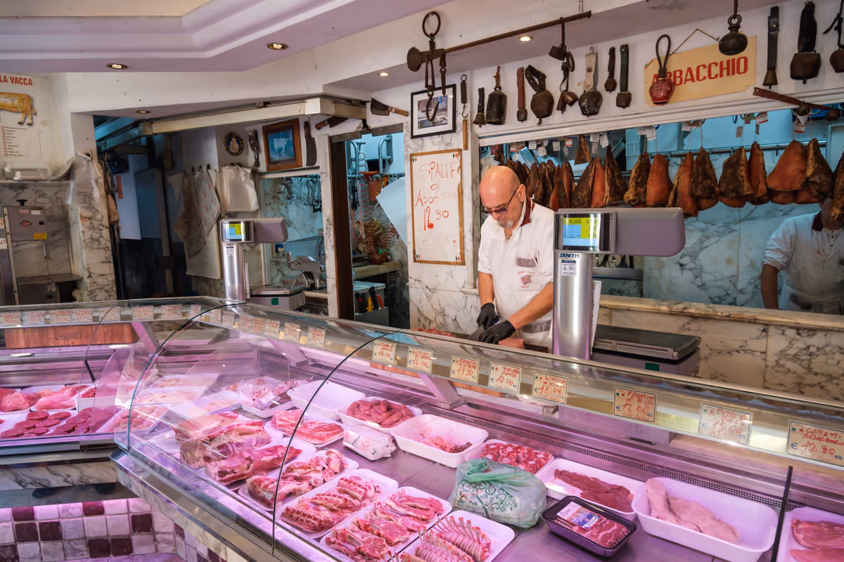 Carne fresca al banco della macelleria: la corretta conservazione è parte delle informazioni che definiscono il prodotto
