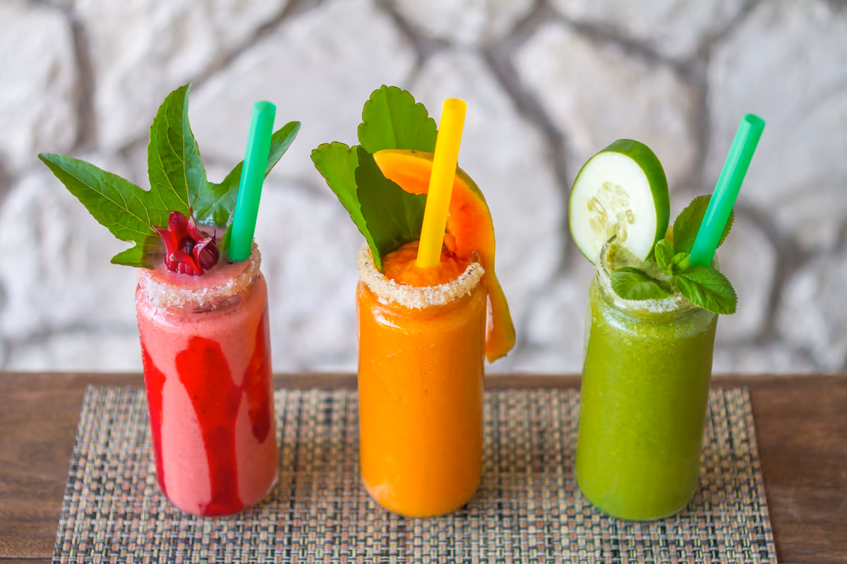 Frullati di frutta tropicale e verdure fresche, simbolo della filosofia alimentari Ital devota alla natura e al benessere