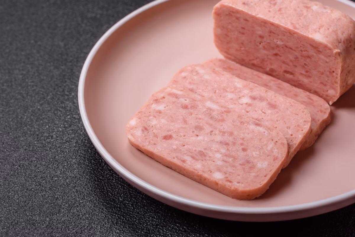 Un prodotto di carne ricomposta può avere l’aspetto di un taglio unico pur essendo ottenuto dall’assemblaggio di più pezzi