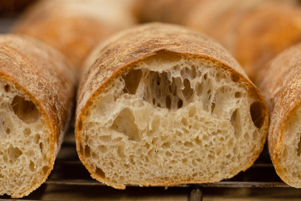 La quantità di idratazione del pane determina anche il processo di raffermimento della mollica