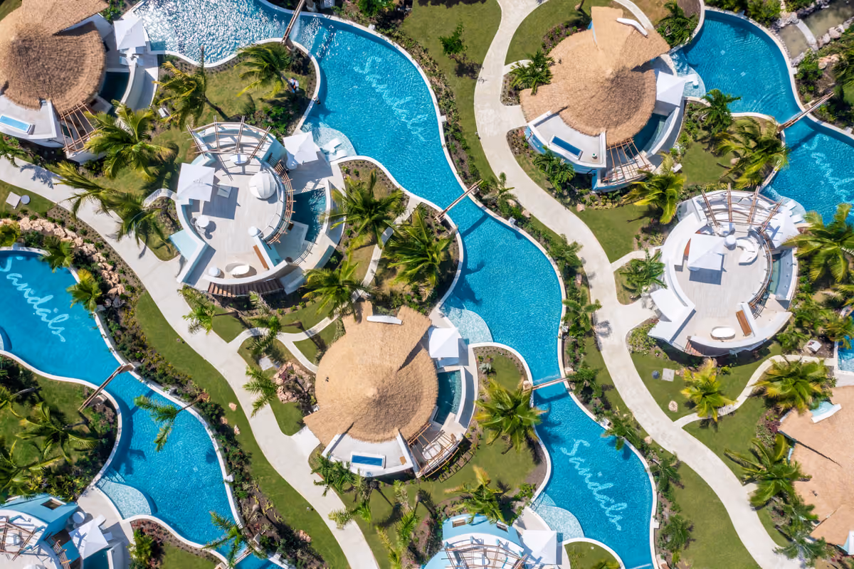 Vista dall'alto delle Coyaba Sky Villa Rondoval con piscine private e canali d'acqua che attraversano il resort