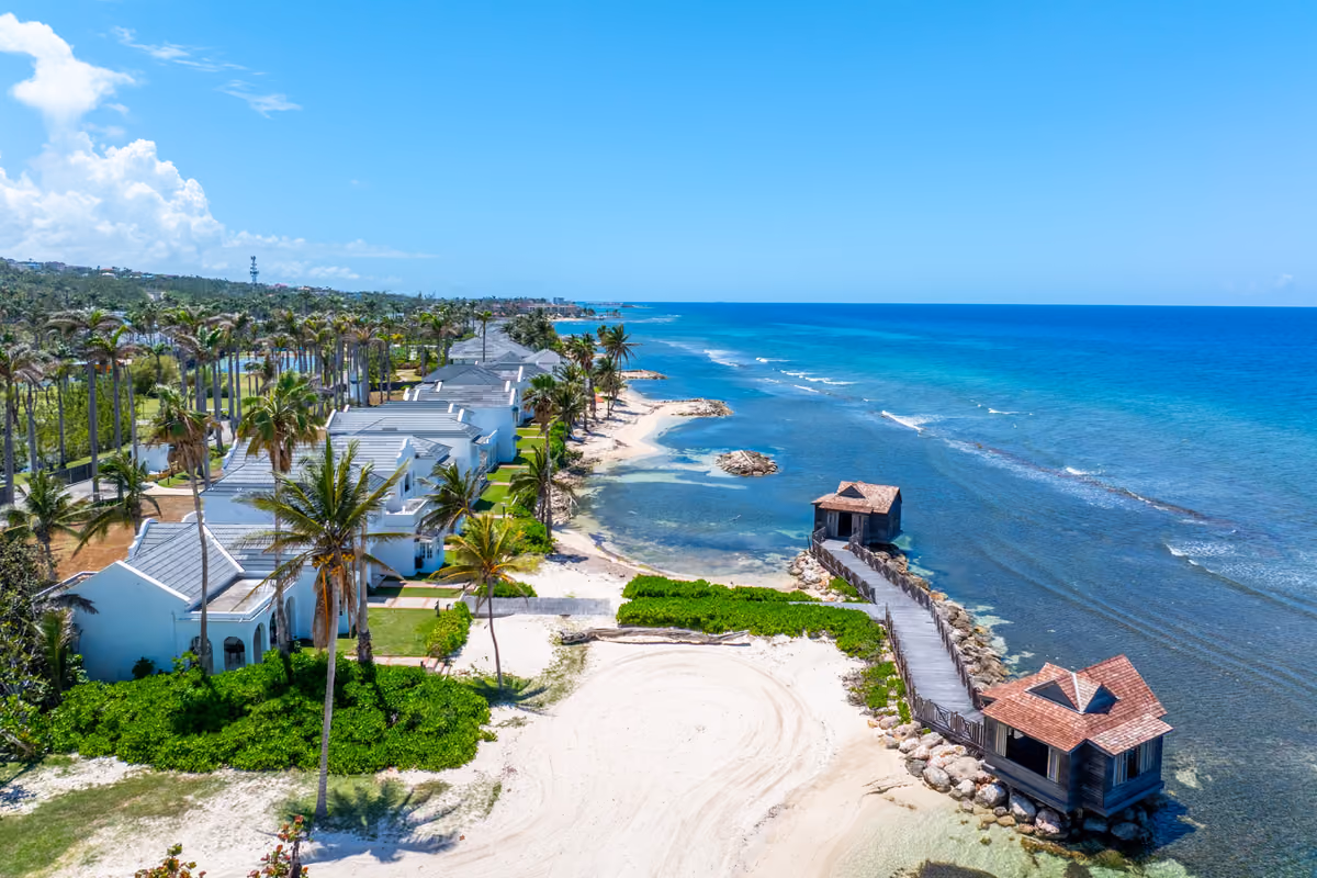 La vista panoramica dall'alto della spiaggia privata dell'Half Moon Resort