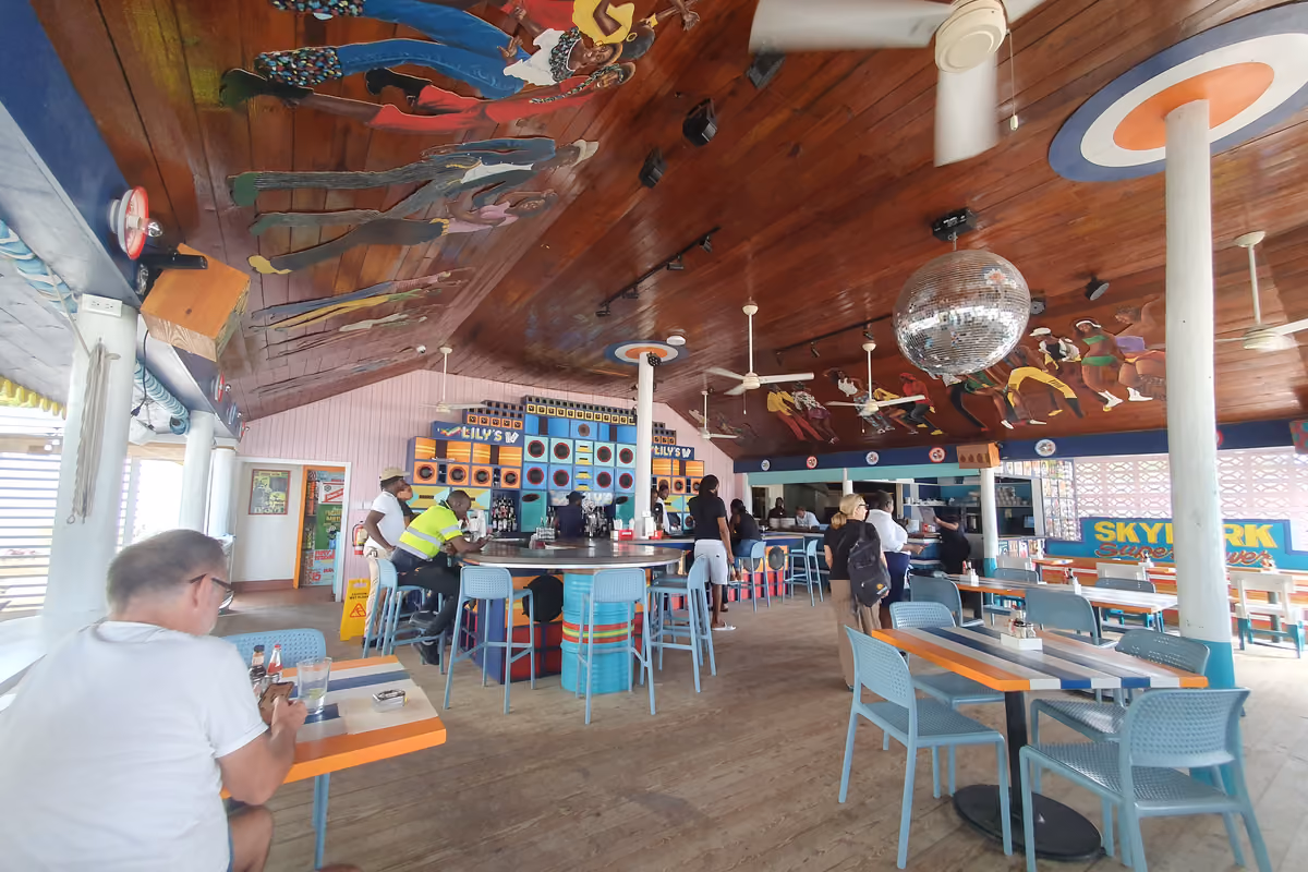 La sala interna dal design vintage anni Settanta del ristorante situato sulla Seven Mile Beach di Negril