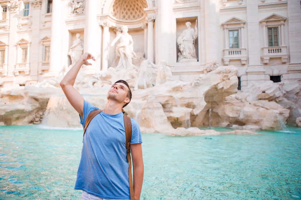 Lancio della moneta porta fortuna a Fontana di Trevi