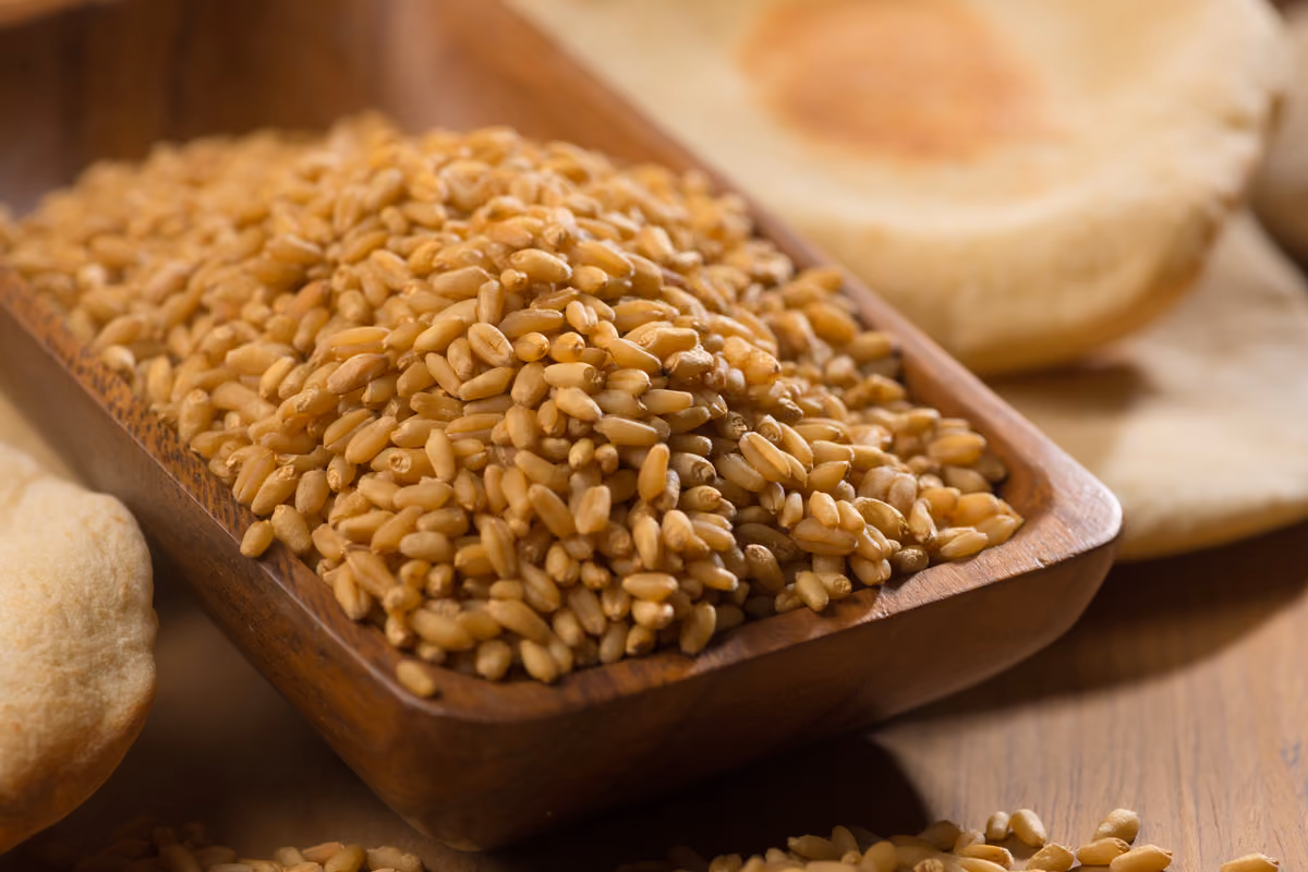 La farina integrale conserva le diverse parti del chicco di grano e non va confusa con una farina raffinata a cui è stata aggiunta crusca