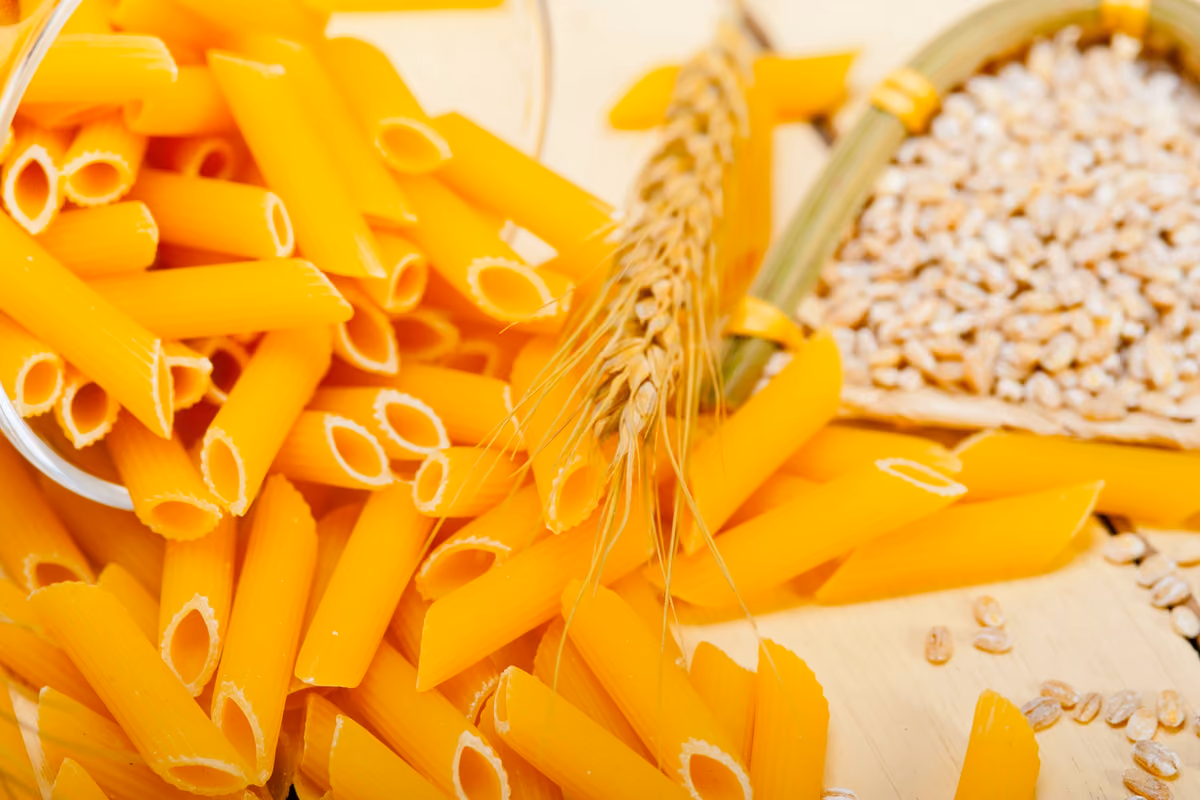 La semola di grano duro è la materia prima prevista per la produzione della pasta secca, caratterizzata da una buona tenuta in cottura