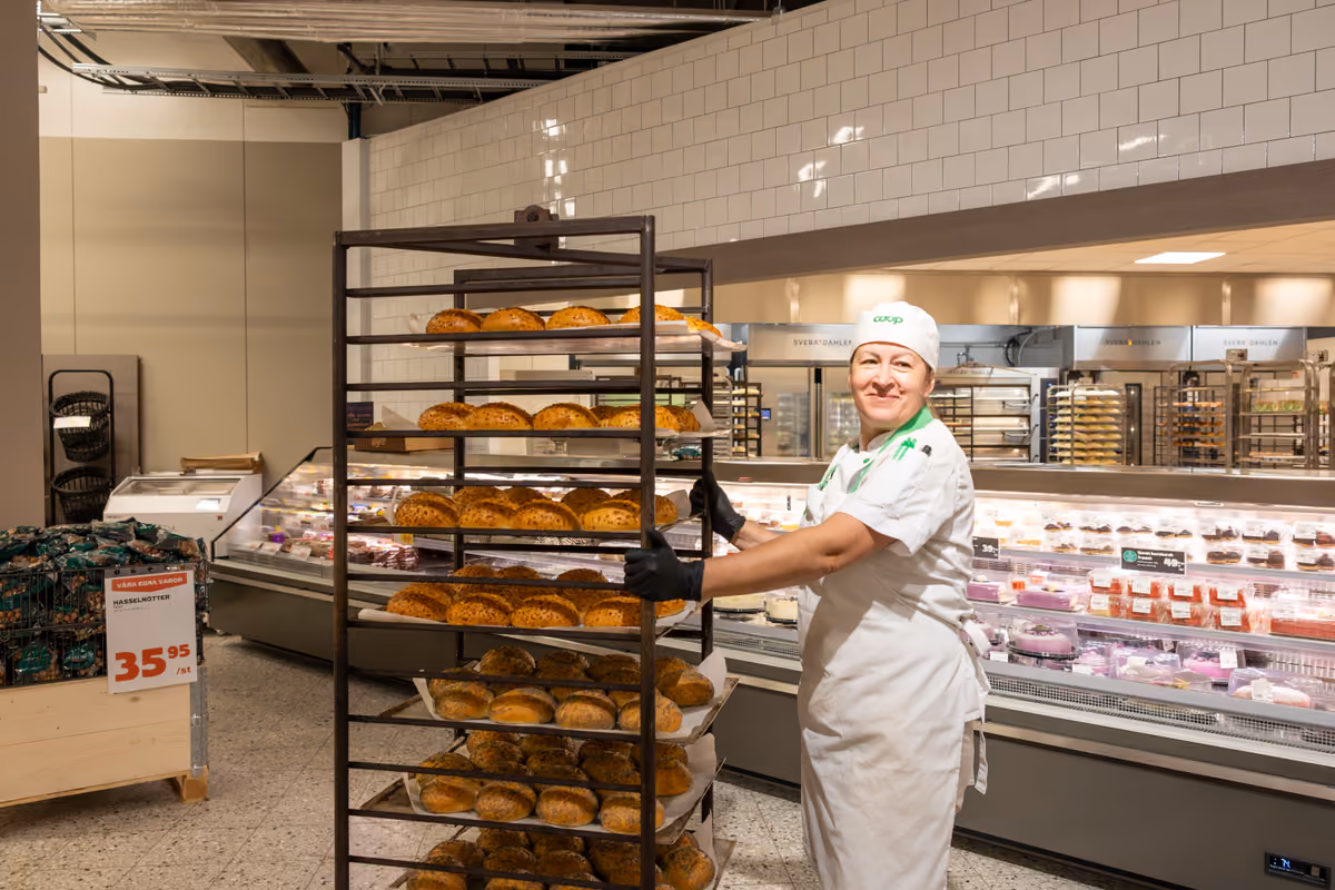 Il pane precotto completa la cottura nel punto vendita dopo una prima fase di produzione e, in alcuni casi, dopo la surgelazione
