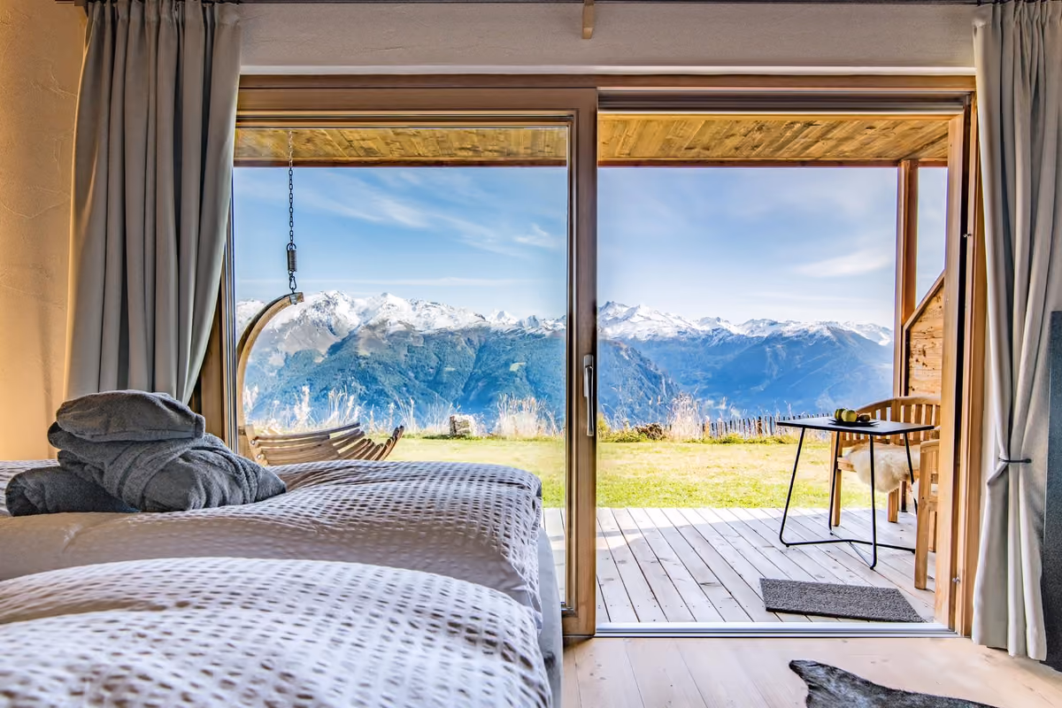 Nel caso specifico, un cittadino ungherese aveva recensito molto negativamente struttura e servizi dello Stern Mountain Chalet senza mai avervi realmente soggiornato