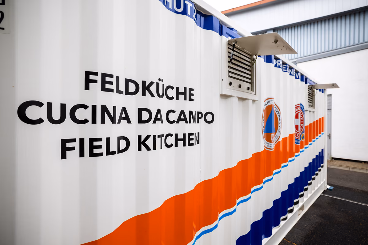 Da 10.000 a 100.000 pasti al giorno: la storia di cinque cucine fuori scala