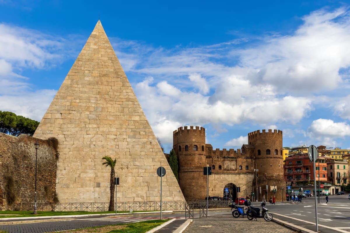 La Piramide Cestia riapre dopo tre anni: nuova luce e visite gratuite a Roma