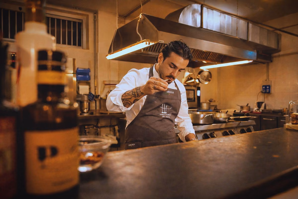 Chef Michele Impagnatiello al lavoro nella cucina di CRU Vineria & Cucina
