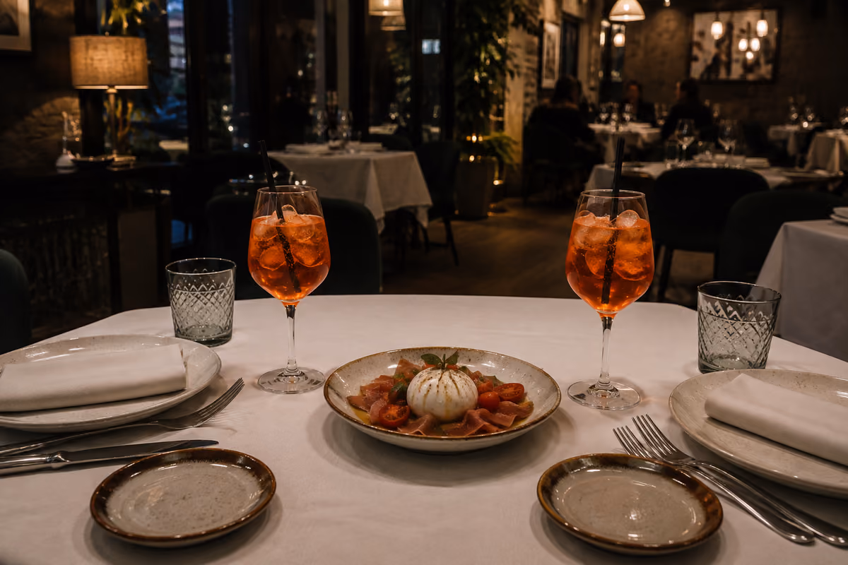 due spritz e una burrata su un tavolo apparecchiato di un ristorante