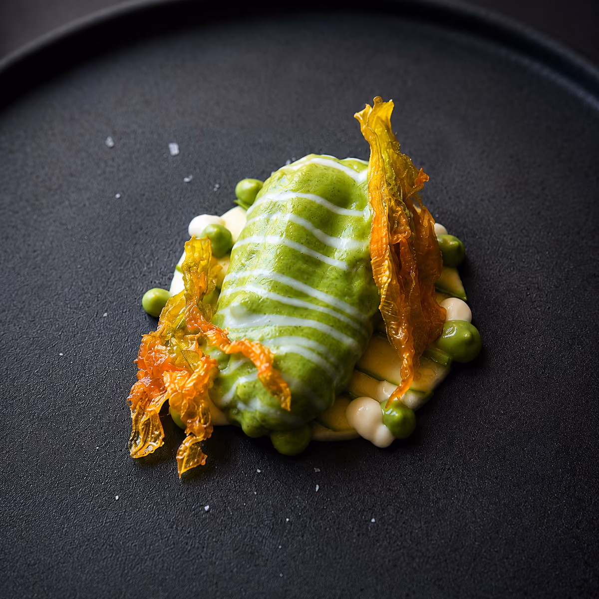 Carpaccio di zucchina, fiore di zucca ripieno di salsa mornay e zucchine, salsa allalgione della valdichiana e gel al limone, un'interpretazione vegetale di chef Santoro