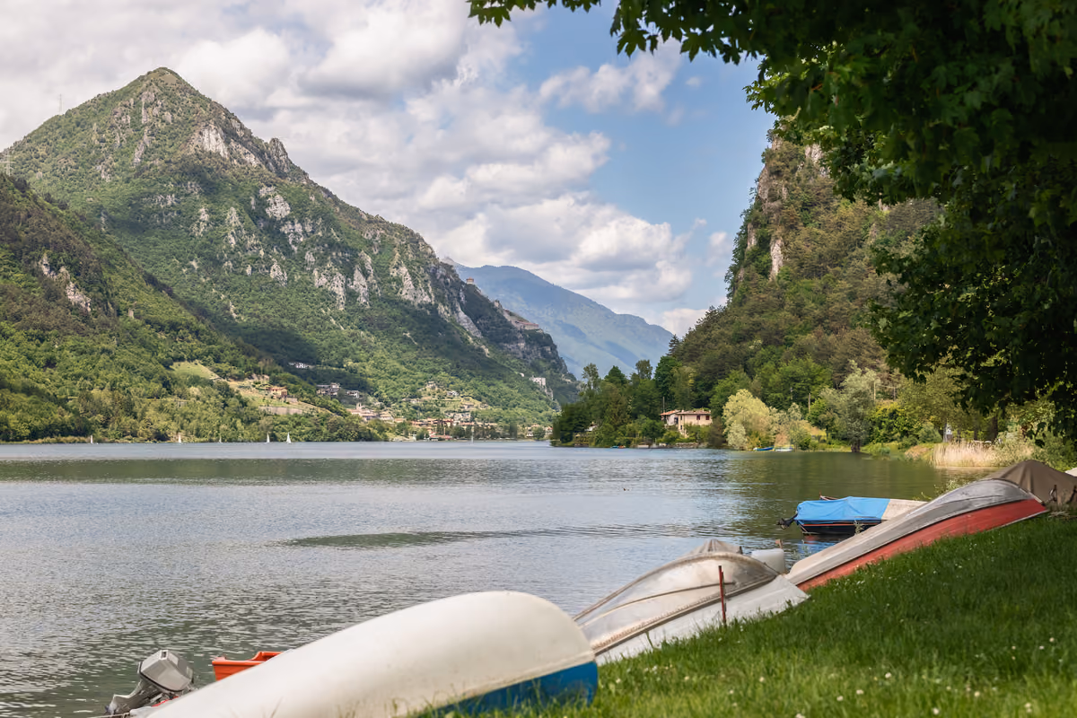 Il lago d'Idro, il gioiello bresciano amato dal sassofonista dei Blues Brothers