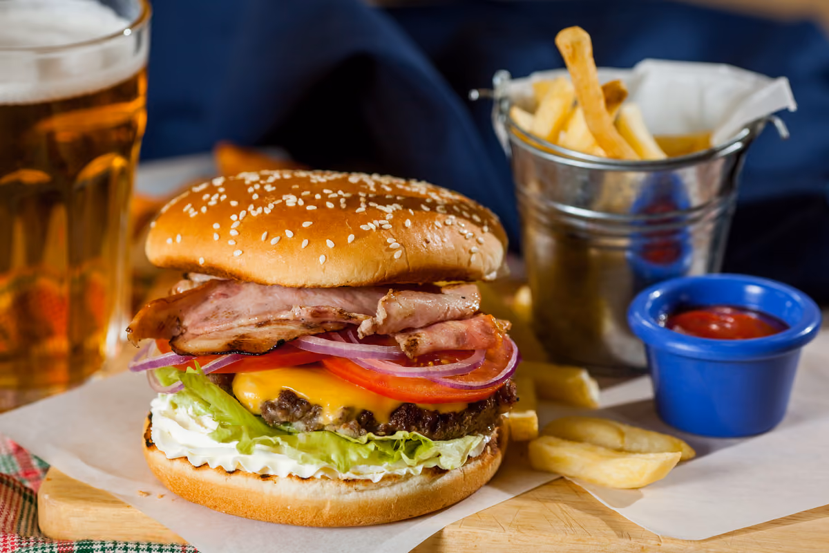 Il "cheat meal" preferito dal pilota: quando si tratta di fare uno strappo alla regola, vince l'hamburger con bacon e cipolle caramellate