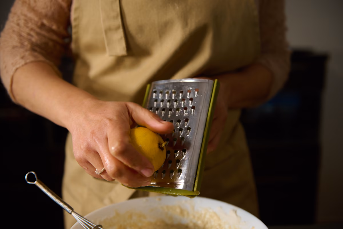 Grattuggiando una scorza di limone si ha l'idea di utilizzare completamente aromi naturali