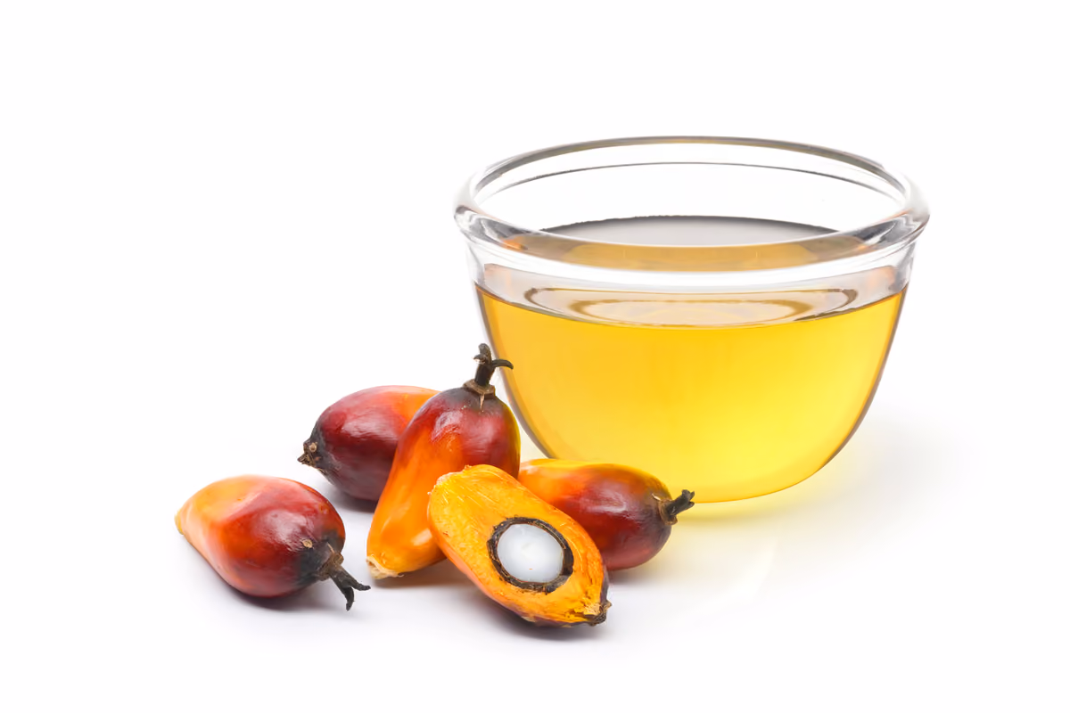 L’olio di palma è un grasso vegetale utilizzato nell’industria alimentare per le sue proprietà tecnologiche, tra cui stabilità e consistenza