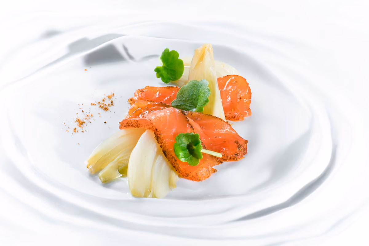 Palazzo-fiuggi-Salmerino al curry di montagna con gel al imone ed erbe, finocchio e salsa di finocchiella