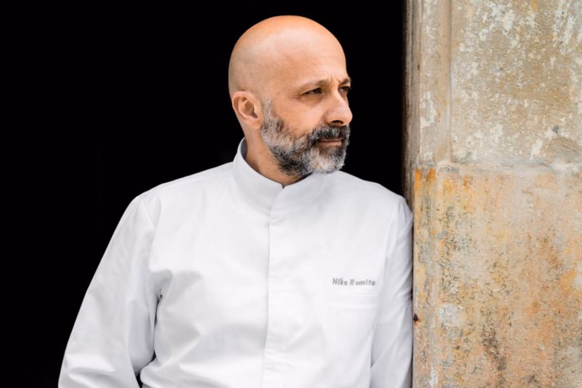 Il celebre chef italiano Niko Romito indossa una divisa da cuoco bianca