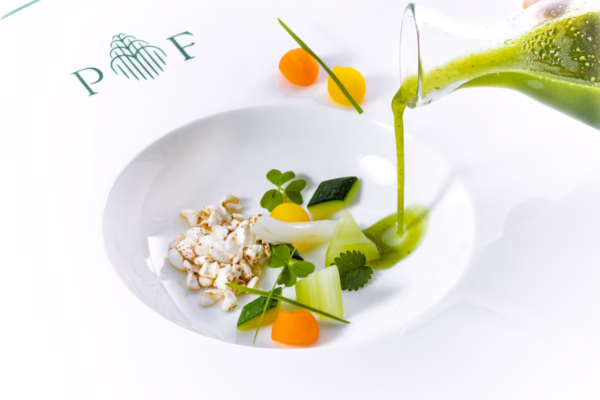 Consommè di erbe con verdure e grano saraceno soffiato