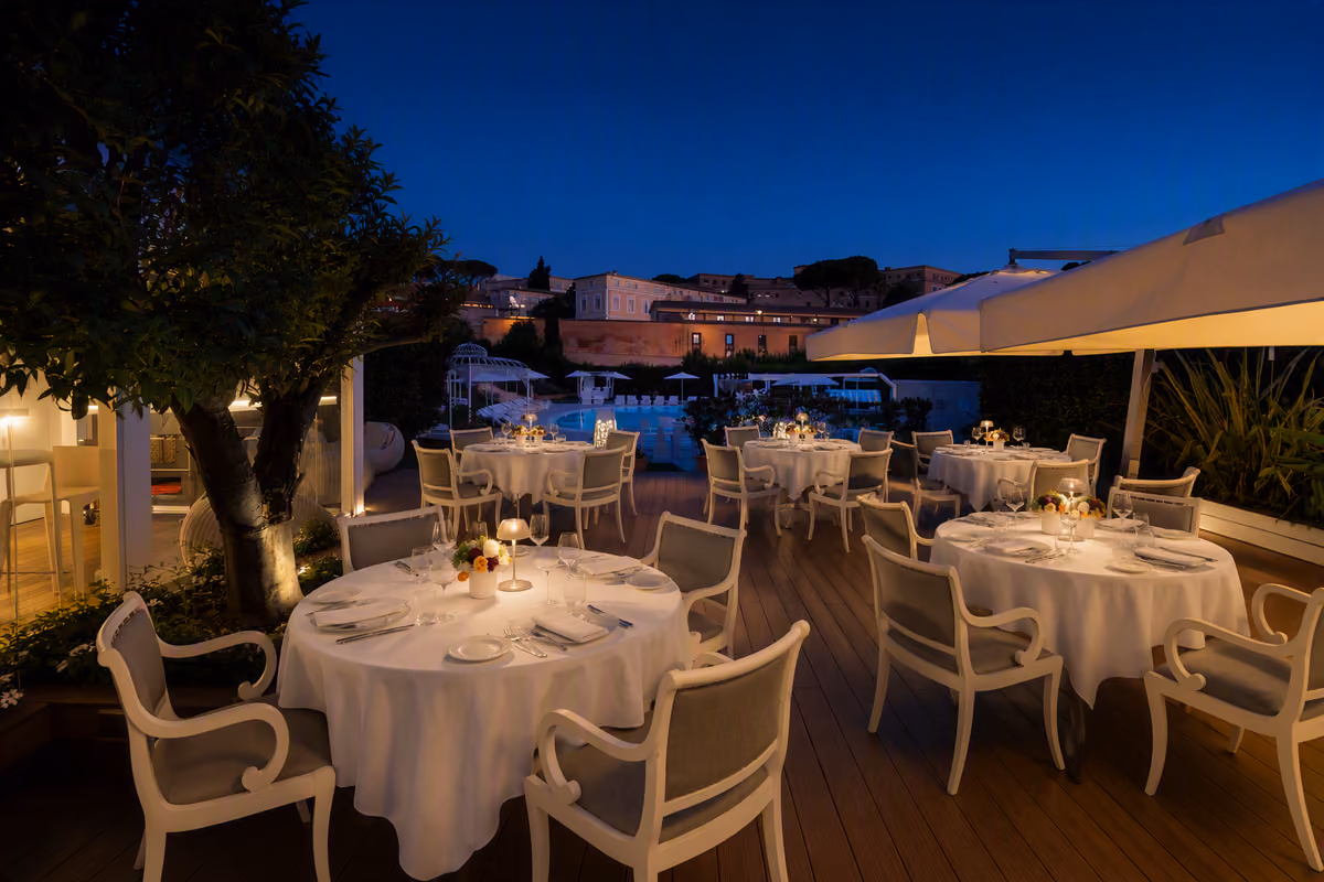 L'atmosfera serale del Gala Deck di Villa Agrippina, dove il ristorante Follie trasferisce i suoi tavoli a settembre