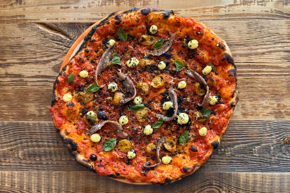 Quella de Il Corso è una pizza contemporanea con cornicione pronunciato, soffice ma ben asciutto