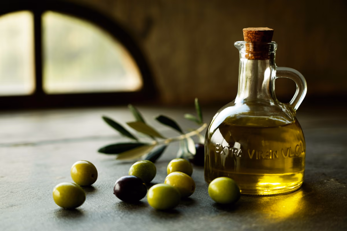 Basta svendere l'olio evo a 5 euro: ecco perché deve costarne almeno 15