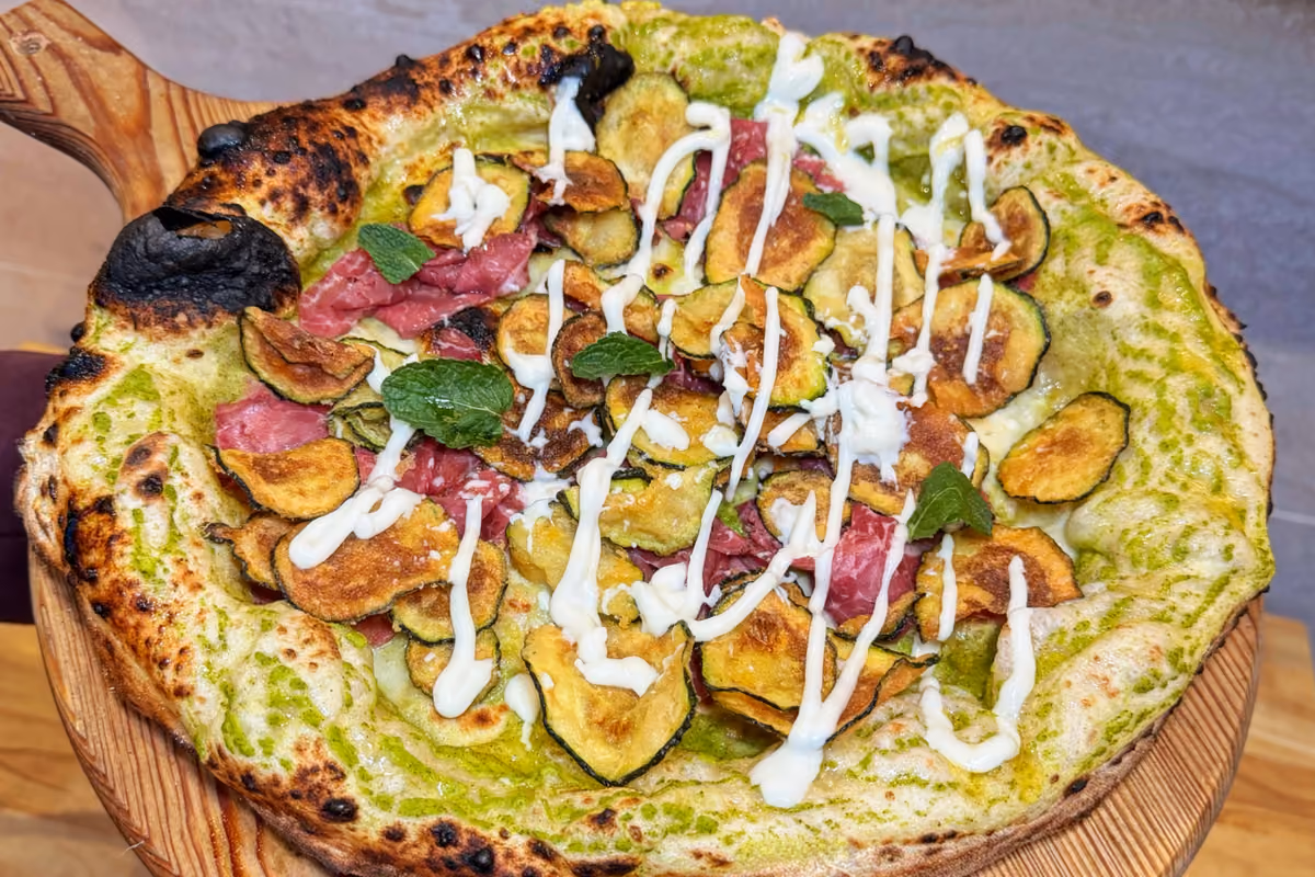 A Caivano la pizza prova a cambiare passo. Da Meeto il low carb entra nella convivialità