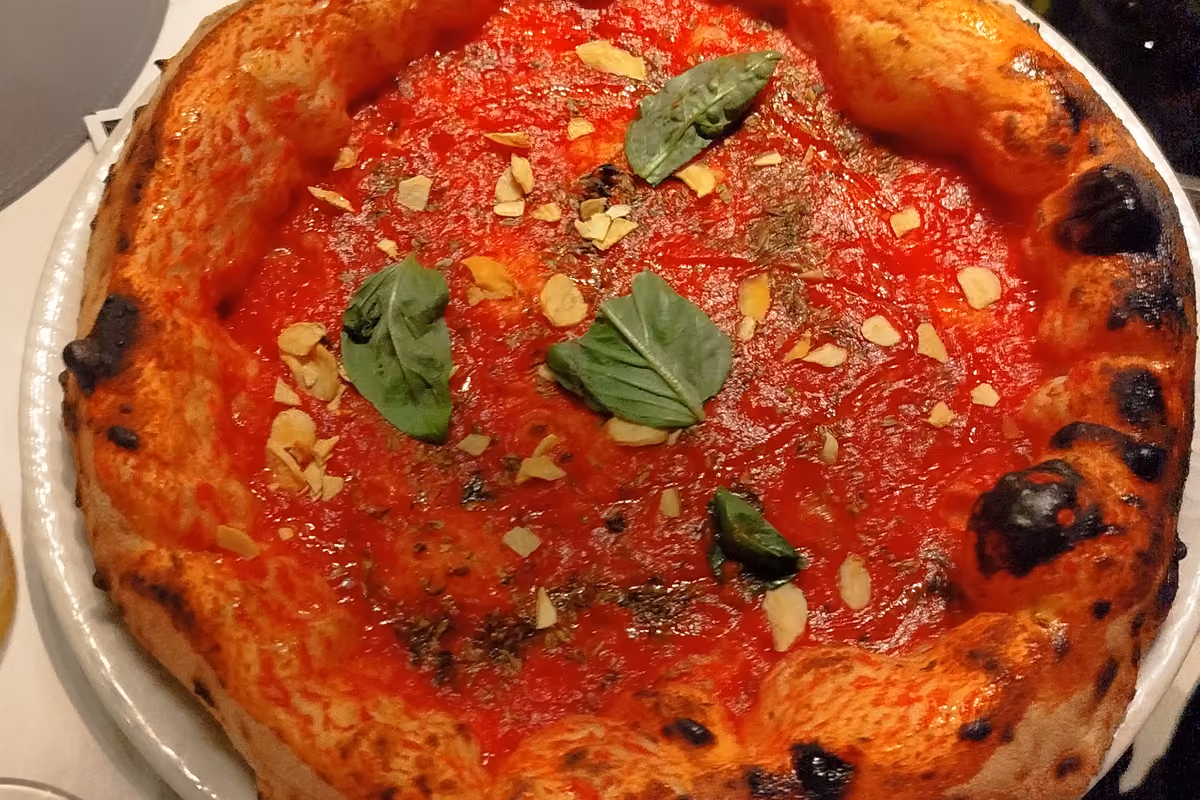 La pizza low carb è morbida, ben strutturata e alveolata, con una leggera dolcezza