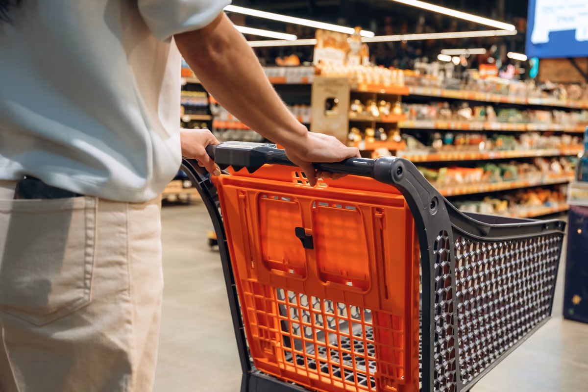 Le famiglie italiane tagliano sul cibo: il 31% compra meno e di qualità inferiore
