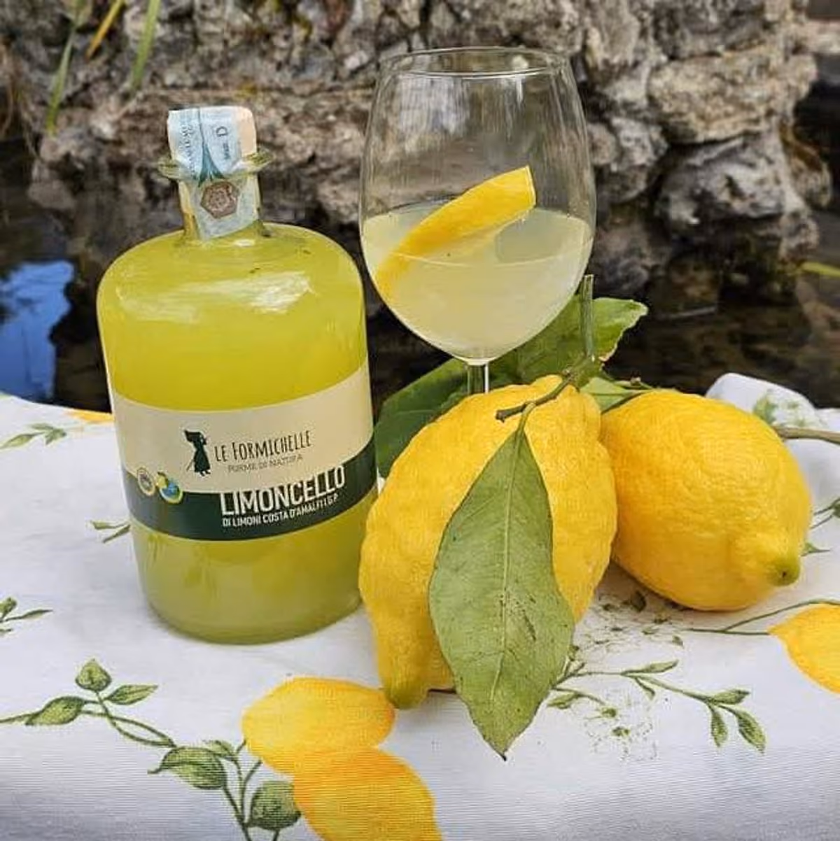 Il limoncello prodotto a Le Formichelle