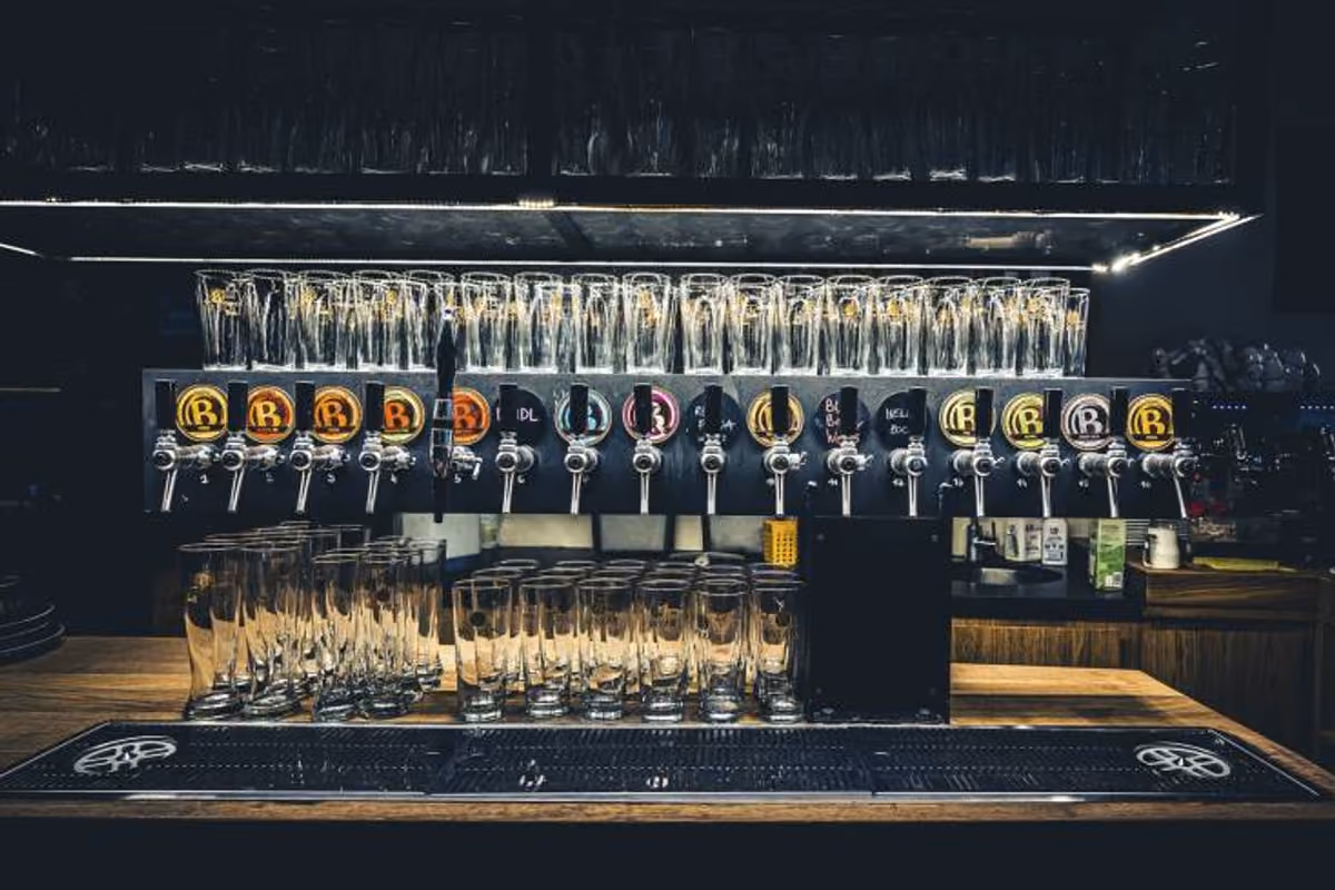 La spina dell'osteria Batzen Bräu con le sue 16 linee attive per la degustazione delle birre della casa