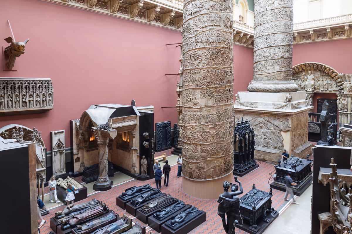 Il Victoria and Albert Museum a South Kensington: fondato nel 1852, è il più grande museo al mondo dedicato alle arti applicate, al design e alla moda