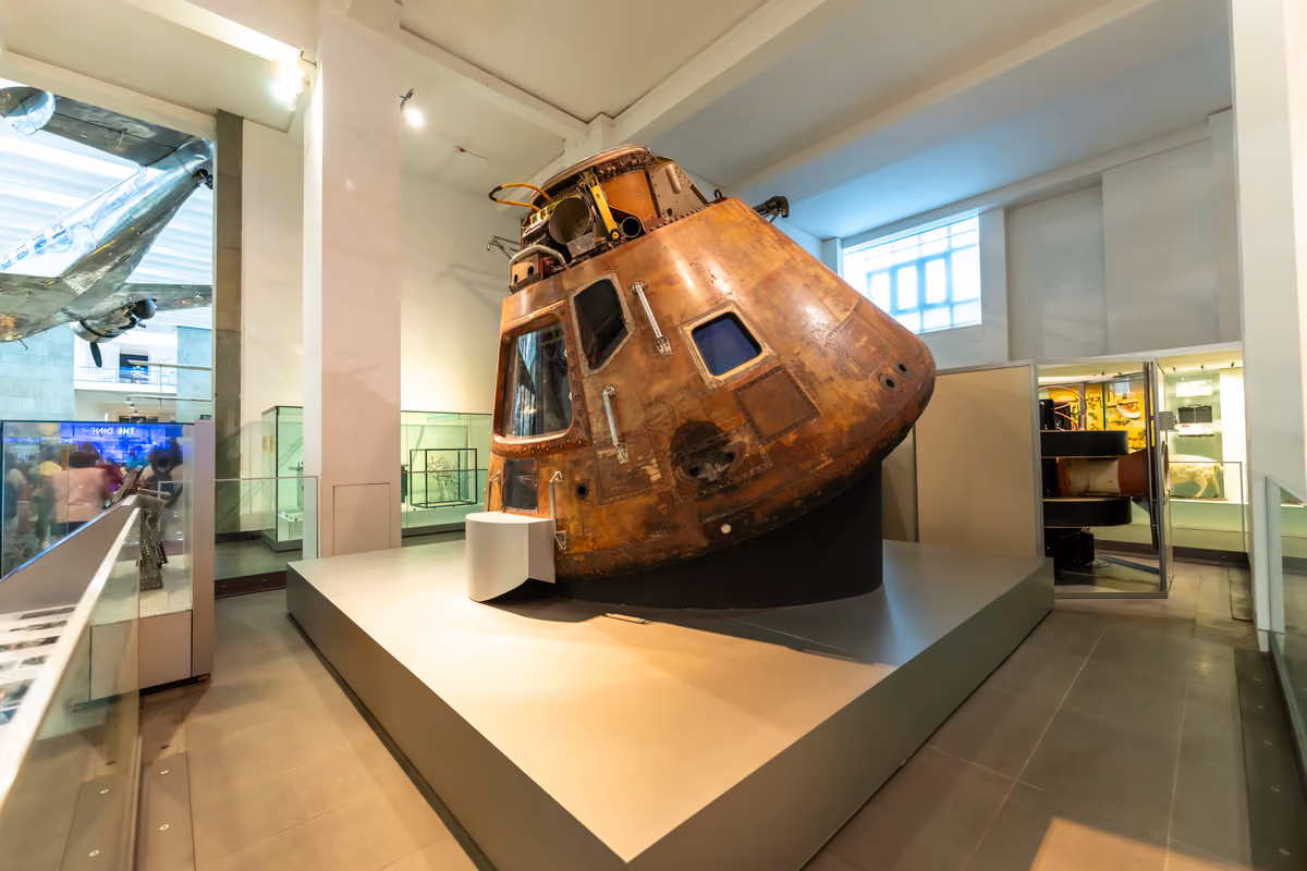 I grandi traguardi dell'ingegno umano al Science Museum: tra le icone della tecnologia e dell'esplorazione spaziale spicca il modulo di comando originale dell'Apollo 10.