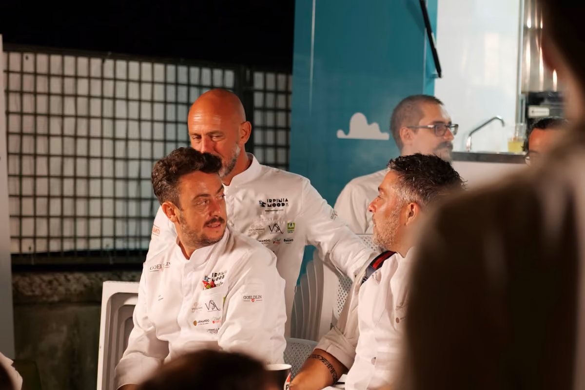 I protagonisti della serata: gli chef di Irpinia Mood, sorridenti e concentrati, si confrontano e preparano le loro creazioni per gli ospiti
