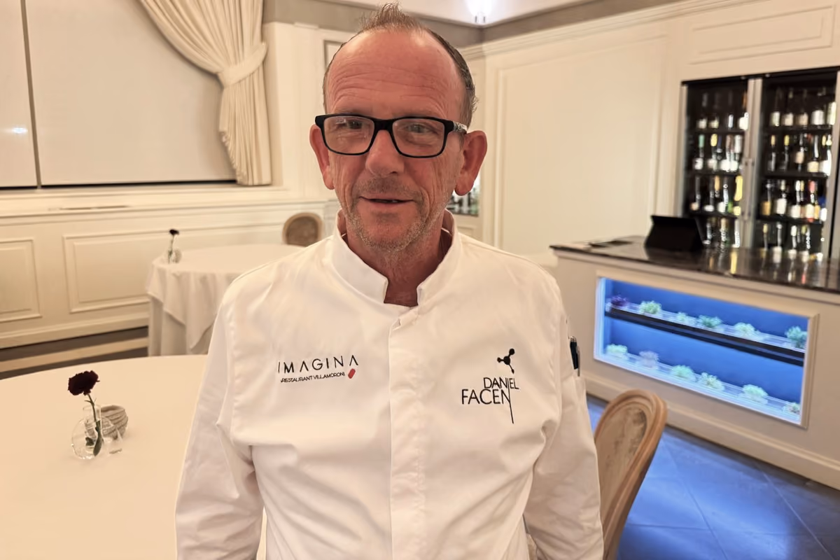 Lo chef Daniel Facen indossa la divisa bianca presso il ristorante Imagina a Bergamo