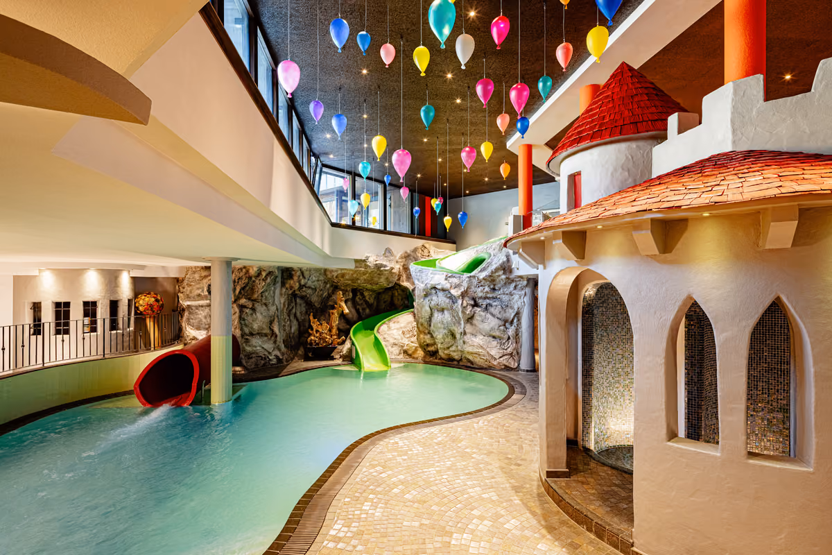 parco acquatico indoor Bergiland con il castello delle fiabe, gli scivoli e il nuovo concept di illuminazione a mongolfiera