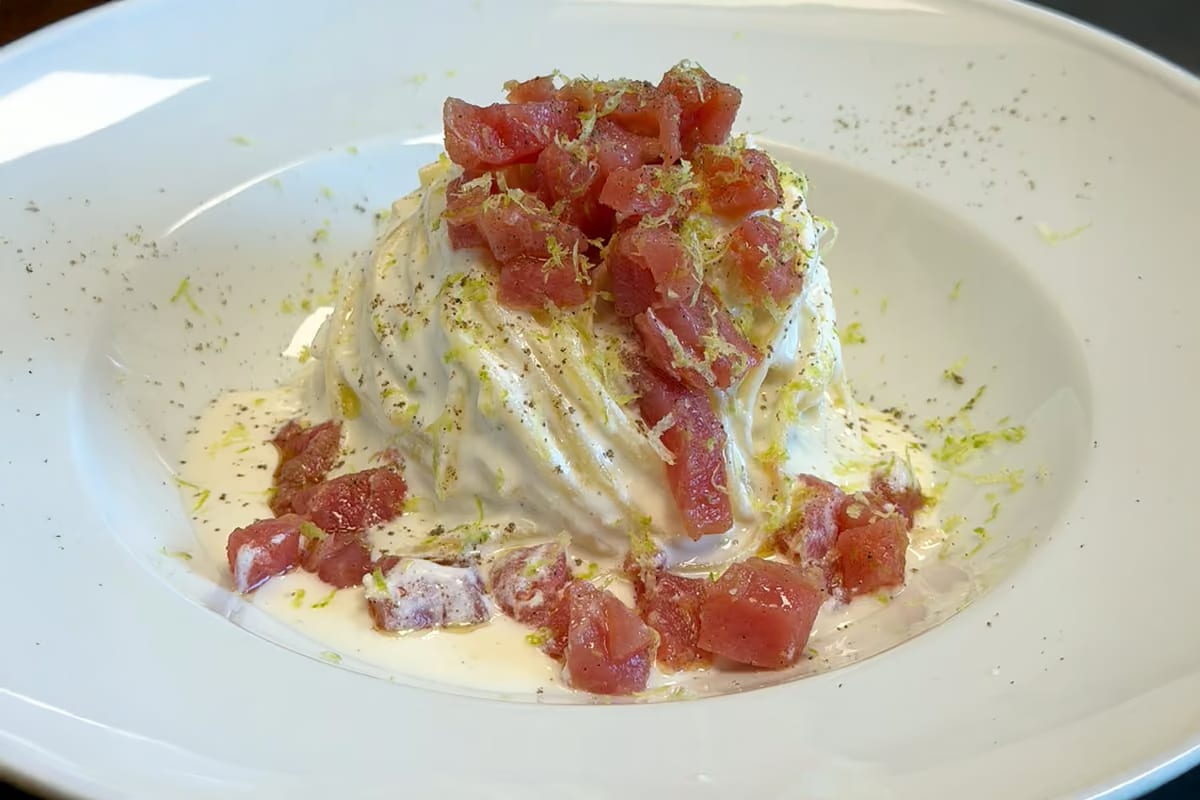Linguine ricotta, limone e tartare di tonno: una ricetta fresca dagli abbinamenti insoliti