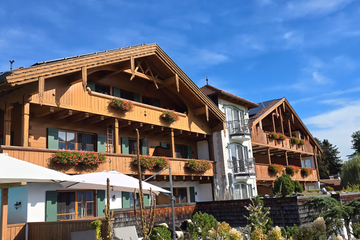 La piscina con vista su Neuschwanstein: dentro il boutique hotel delle fiabe