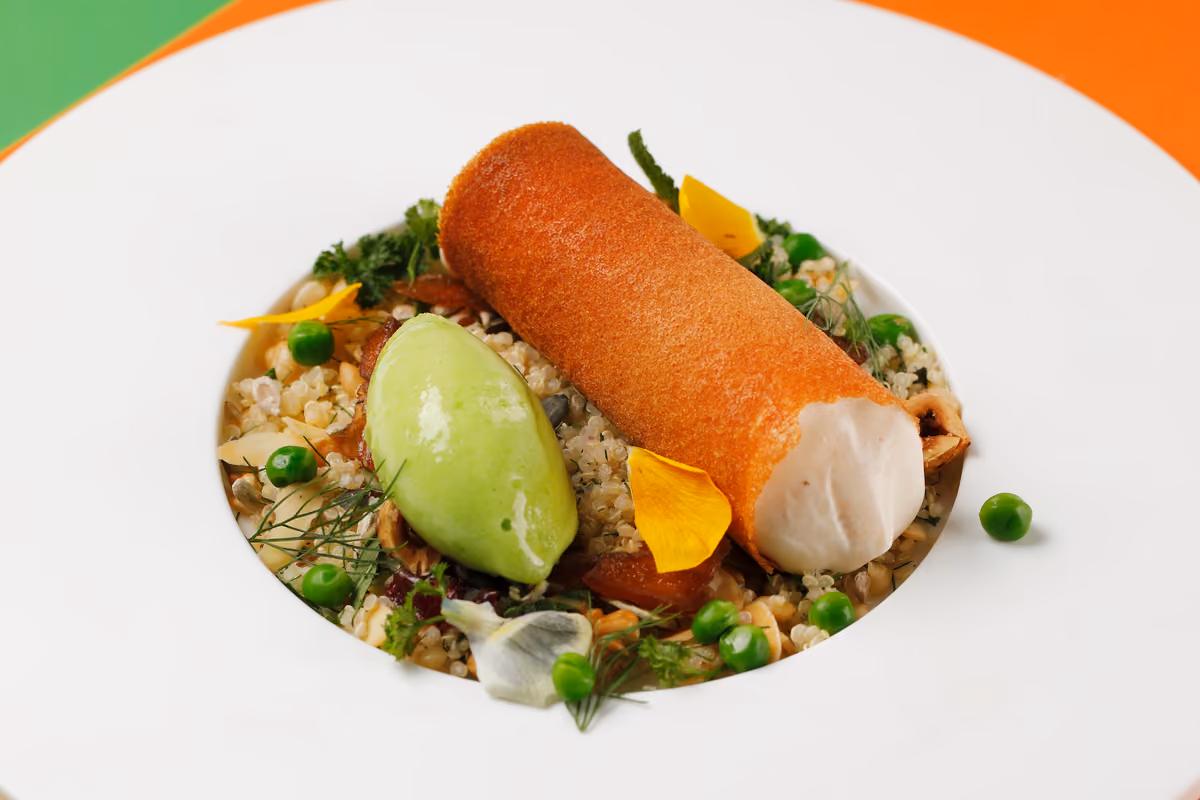 Dolce non dolce alla rapa rossa crema cheesecake, rapa rossa in diverse consistenze ed il suo estratto con anisetta, tapioca di fragole e fragole fresche