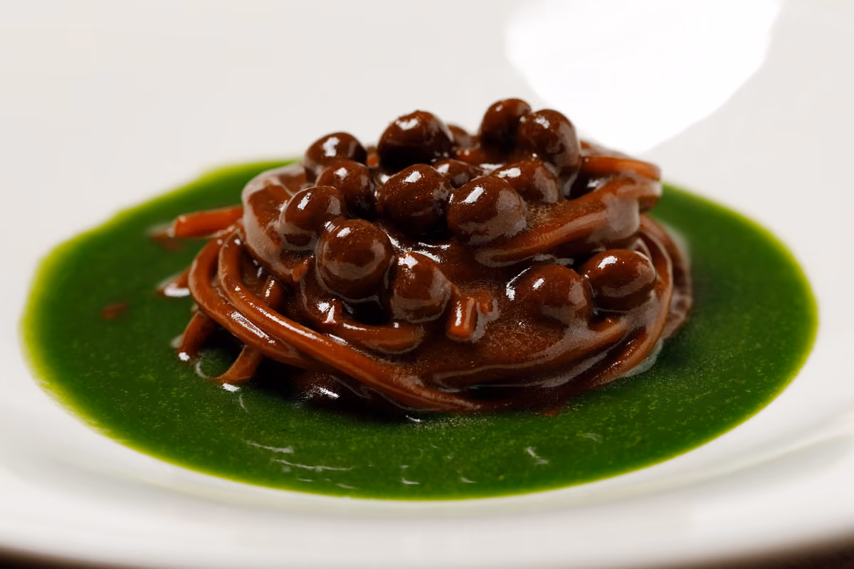 Omega 3, spaghetti con aglio nero, clorofilla di prezzemolo e alici.