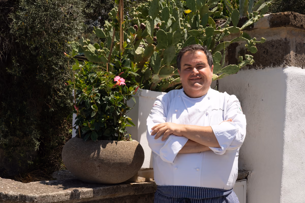 Lo chef Gennaro Esposito in divisa bianca con le braccia conserte all'aperto