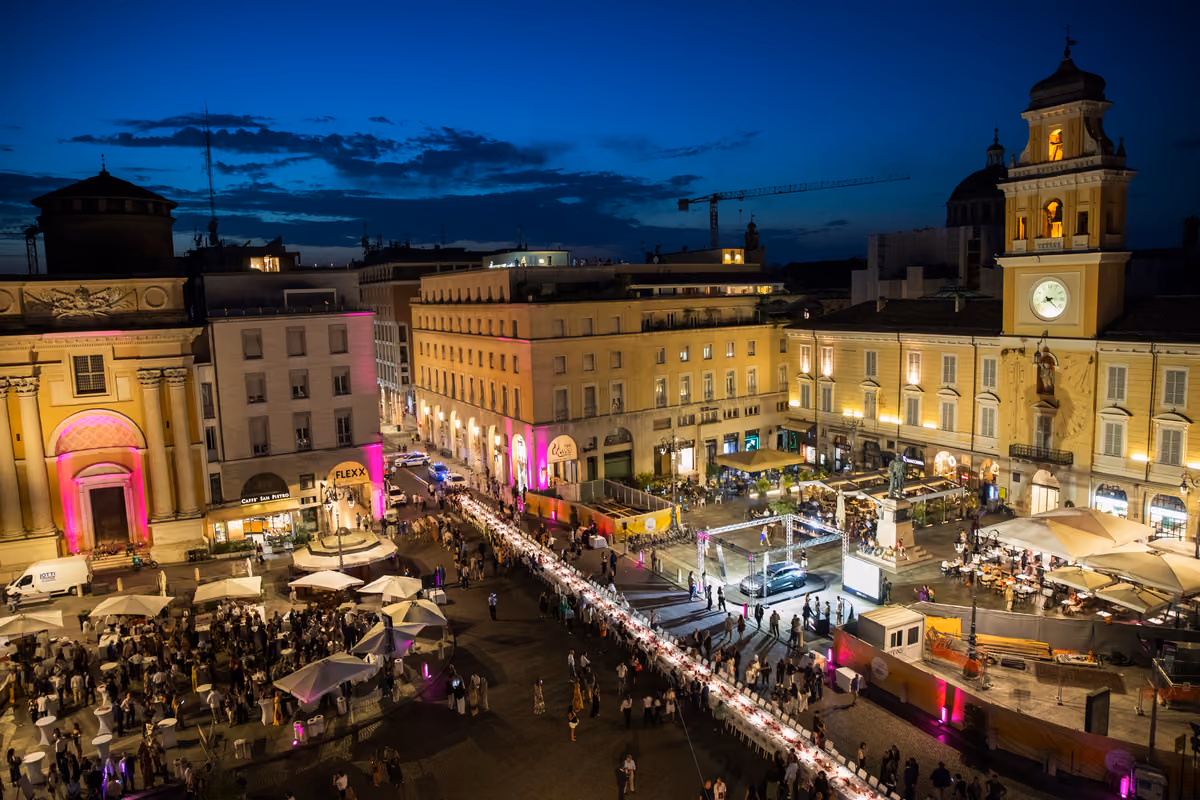 La tavolata nel centro di Parma