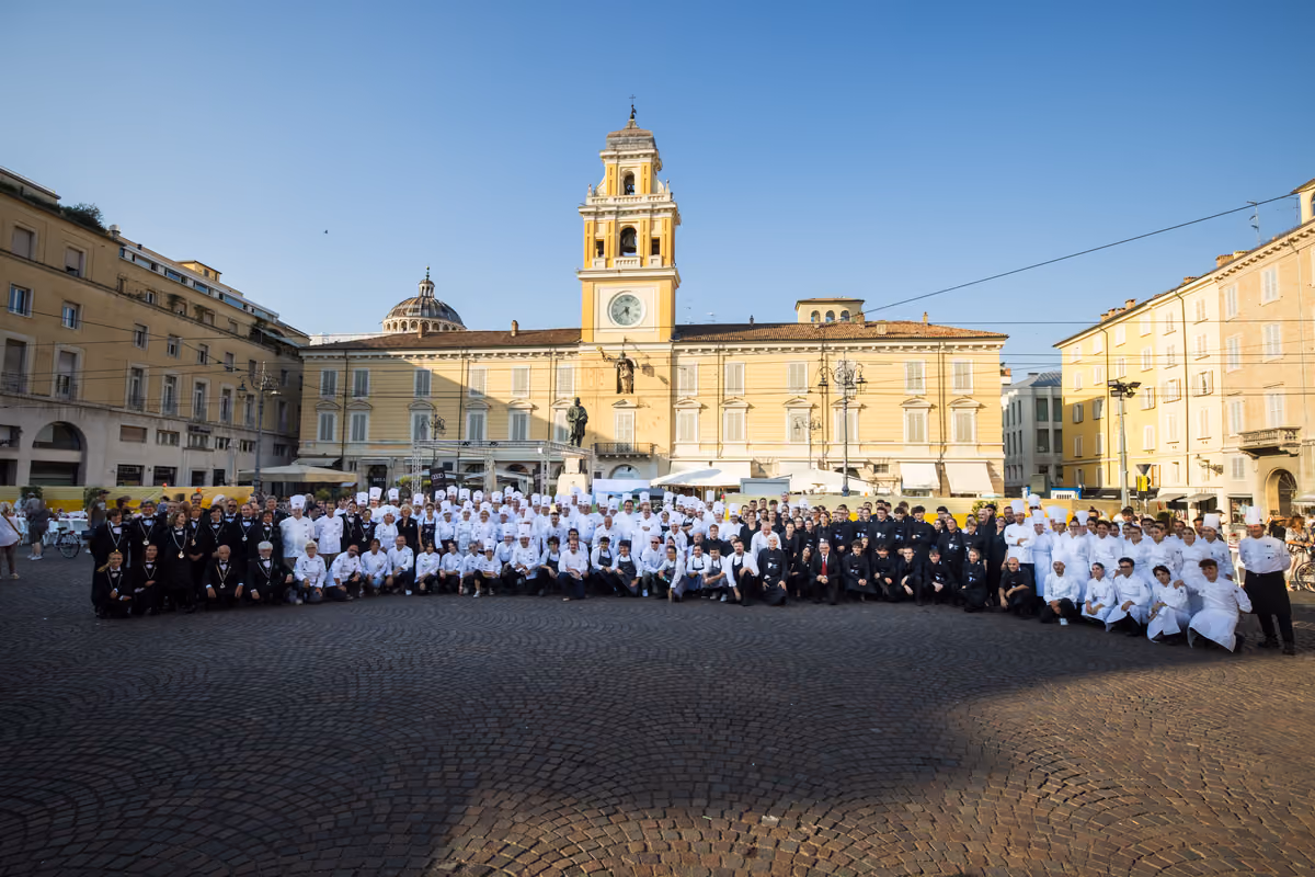La foto con tutto il personale che ha prestato servizio alla Cena dei Mille
