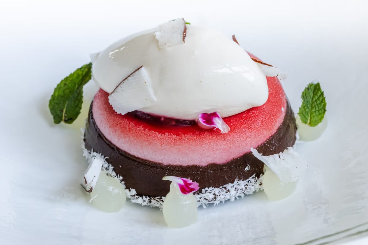 La ricetta della mousse alla ciliegia con cocco tostato e lime