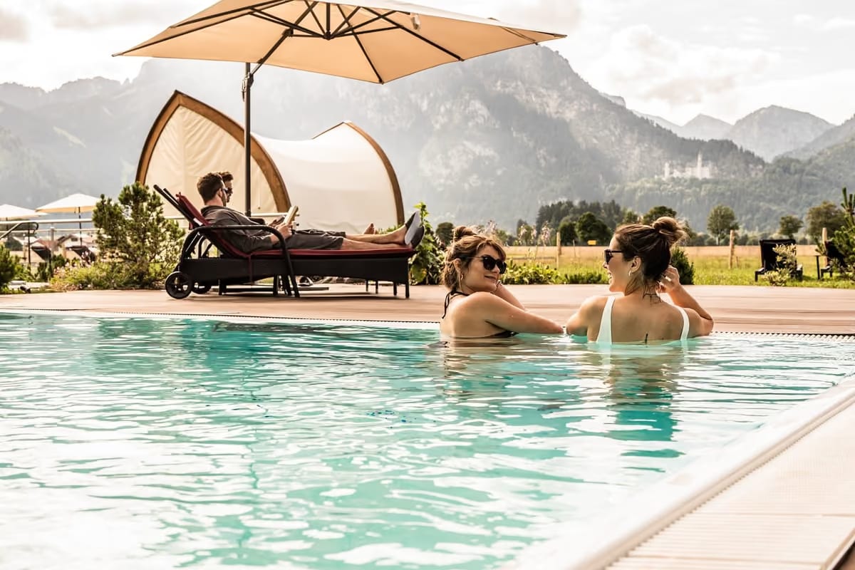 Una piscina con vista sul Neuschwanstein: dentro il boutique hotel delle fiabe