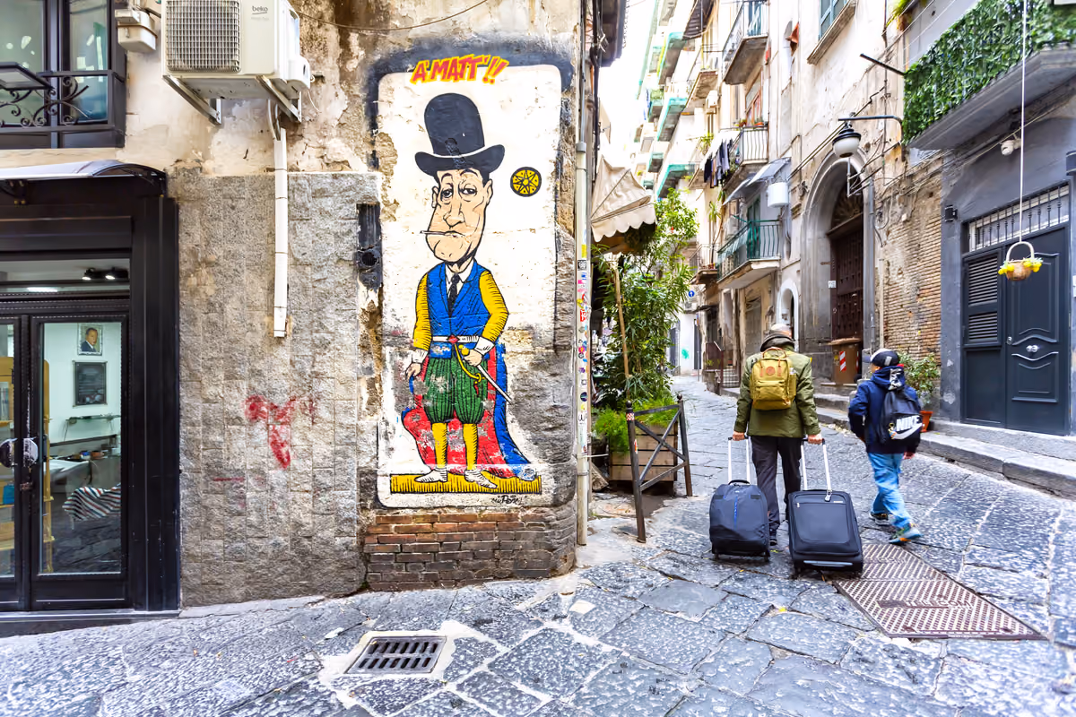 Napoli ha scelto di fissare una soglia del 30% per le locazioni turistiche nel centro storico